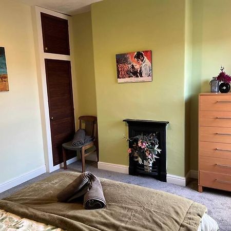 Spacious 2-Bedroom House In Stockton Heath With Free Wifi By Amazing Spaces Relocations Ltd ワーリントン エクステリア 写真