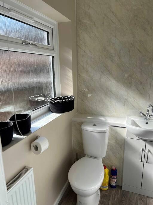 Spacious 2-Bedroom House In Stockton Heath With Free Wifi By Amazing Spaces Relocations Ltd ワーリントン エクステリア 写真