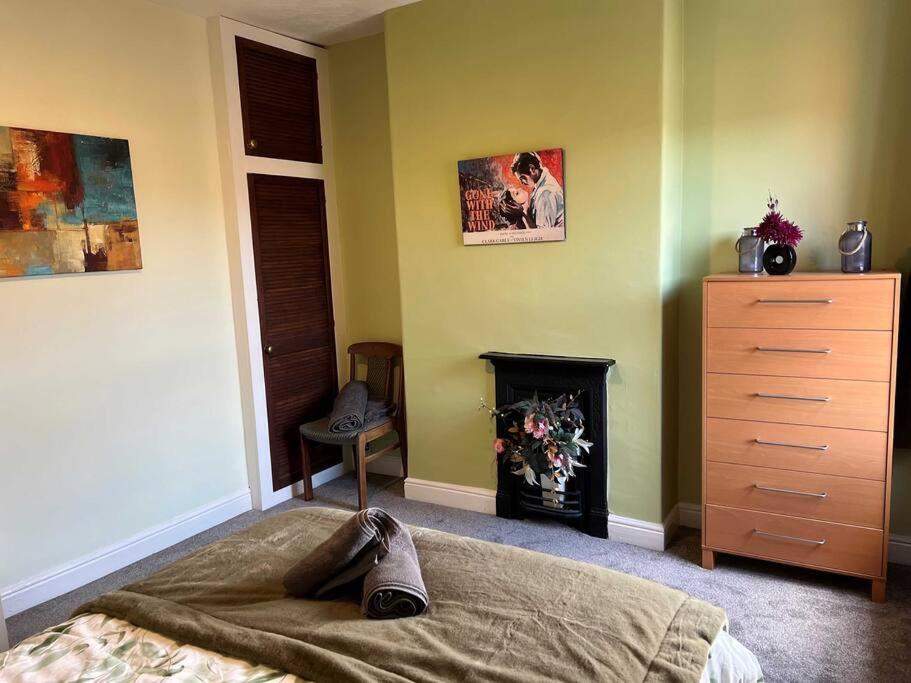 Spacious 2-Bedroom House In Stockton Heath With Free Wifi By Amazing Spaces Relocations Ltd ワーリントン エクステリア 写真