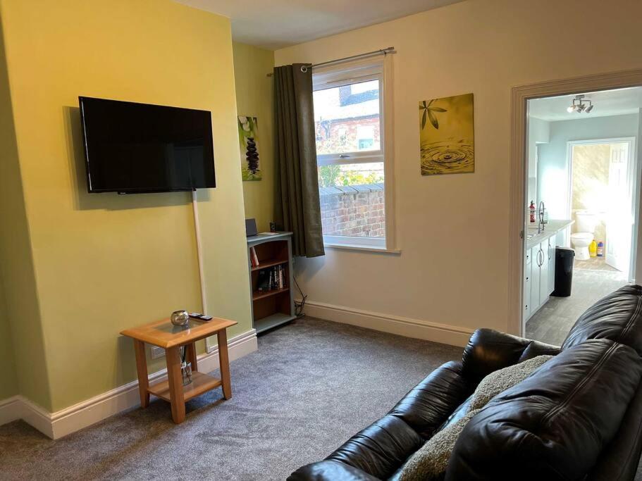 Spacious 2-Bedroom House In Stockton Heath With Free Wifi By Amazing Spaces Relocations Ltd ワーリントン エクステリア 写真
