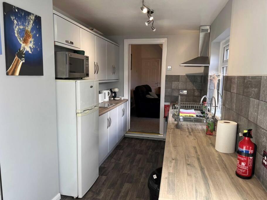 Spacious 2-Bedroom House In Stockton Heath With Free Wifi By Amazing Spaces Relocations Ltd ワーリントン エクステリア 写真