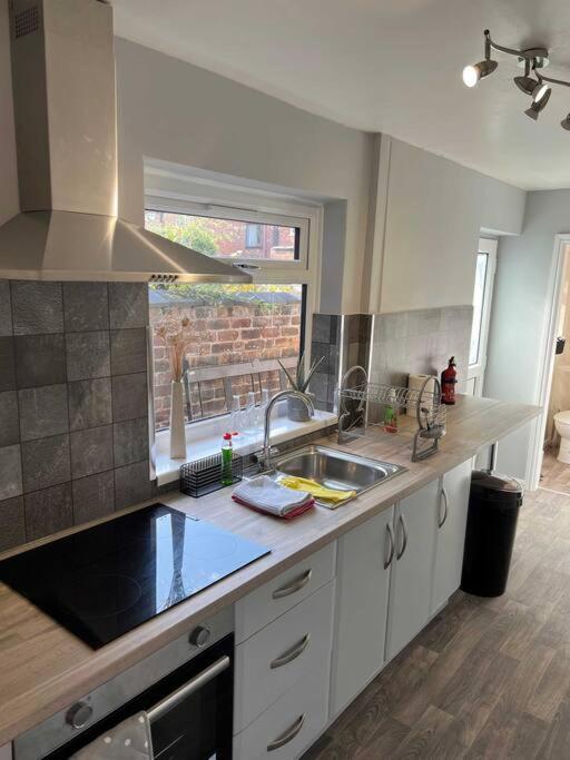 Spacious 2-Bedroom House In Stockton Heath With Free Wifi By Amazing Spaces Relocations Ltd ワーリントン エクステリア 写真