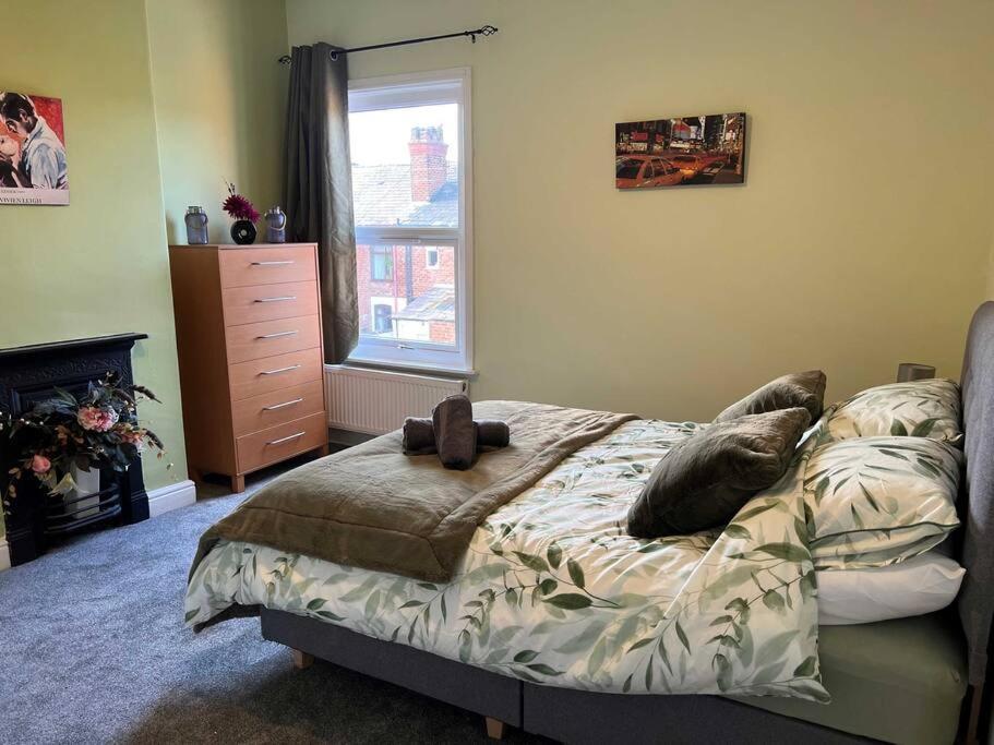 Spacious 2-Bedroom House In Stockton Heath With Free Wifi By Amazing Spaces Relocations Ltd ワーリントン エクステリア 写真