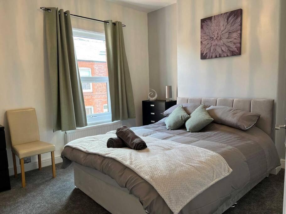 Spacious 2-Bedroom House In Stockton Heath With Free Wifi By Amazing Spaces Relocations Ltd ワーリントン エクステリア 写真