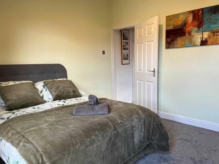 Spacious 2-Bedroom House In Stockton Heath With Free Wifi By Amazing Spaces Relocations Ltd ワーリントン エクステリア 写真
