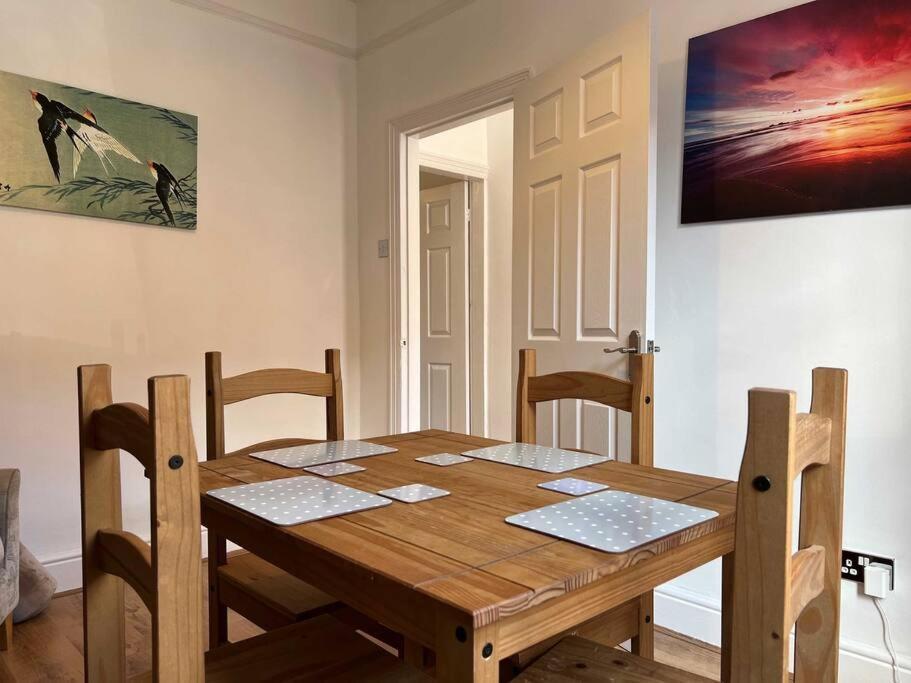 Spacious 2-Bedroom House In Stockton Heath With Free Wifi By Amazing Spaces Relocations Ltd ワーリントン エクステリア 写真