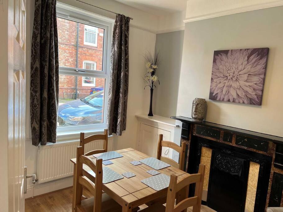 Spacious 2-Bedroom House In Stockton Heath With Free Wifi By Amazing Spaces Relocations Ltd ワーリントン エクステリア 写真