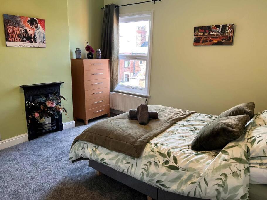Spacious 2-Bedroom House In Stockton Heath With Free Wifi By Amazing Spaces Relocations Ltd ワーリントン エクステリア 写真