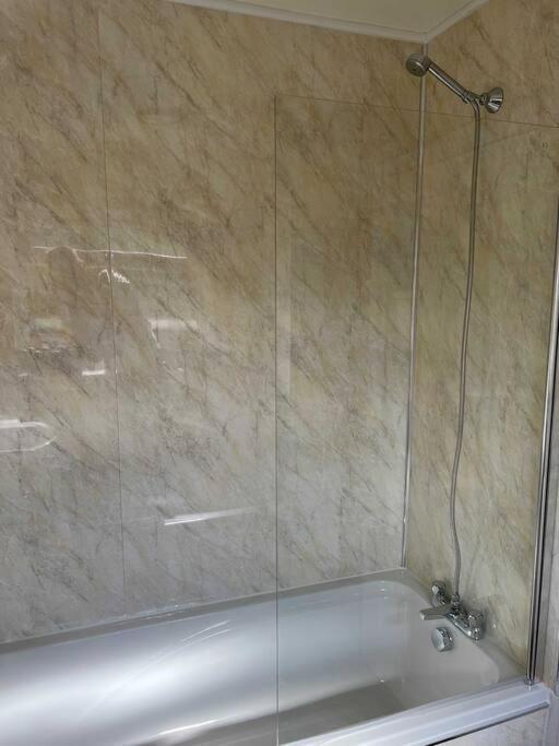 Spacious 2-Bedroom House In Stockton Heath With Free Wifi By Amazing Spaces Relocations Ltd ワーリントン エクステリア 写真