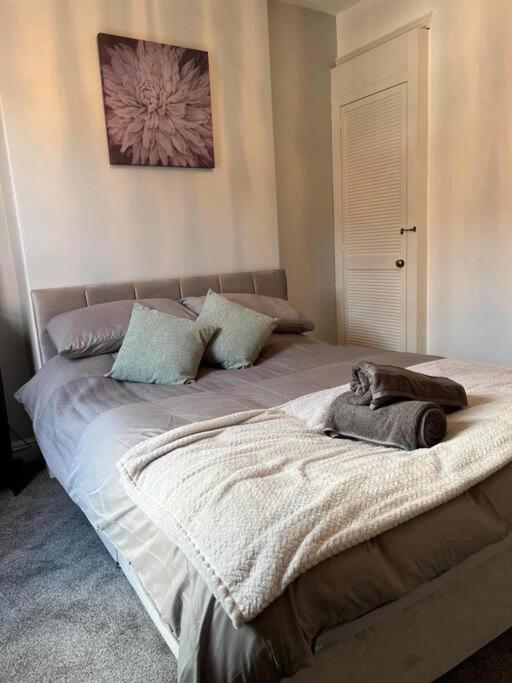Spacious 2-Bedroom House In Stockton Heath With Free Wifi By Amazing Spaces Relocations Ltd ワーリントン エクステリア 写真