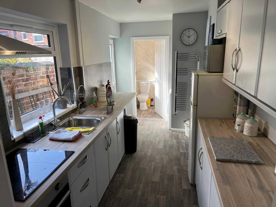 Spacious 2-Bedroom House In Stockton Heath With Free Wifi By Amazing Spaces Relocations Ltd ワーリントン エクステリア 写真