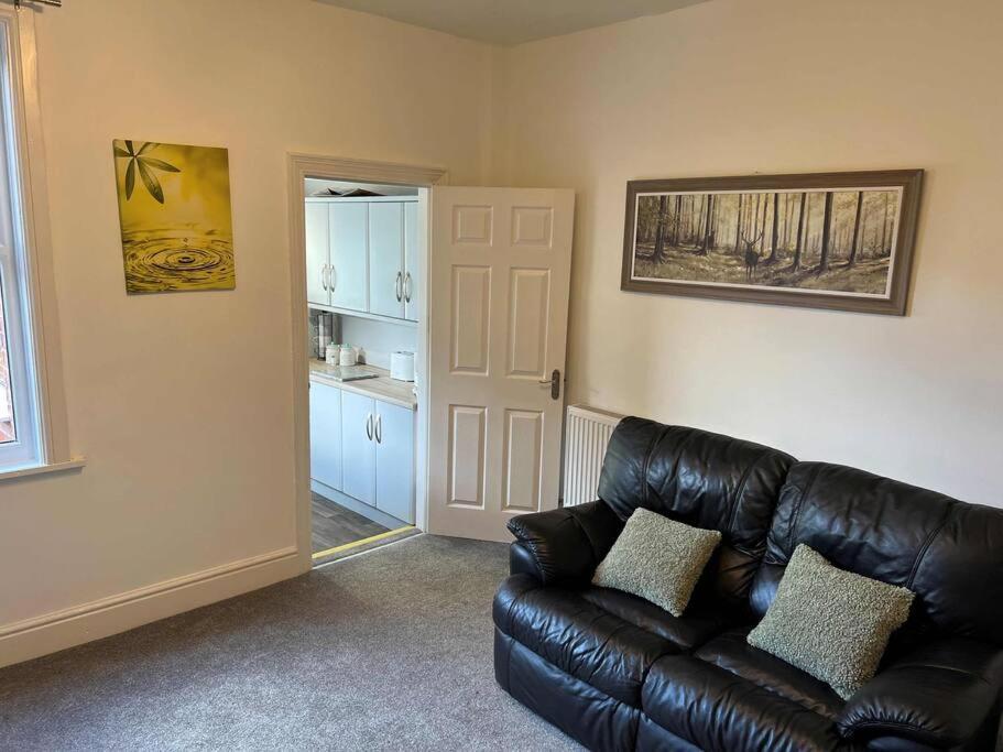 Spacious 2-Bedroom House In Stockton Heath With Free Wifi By Amazing Spaces Relocations Ltd ワーリントン エクステリア 写真